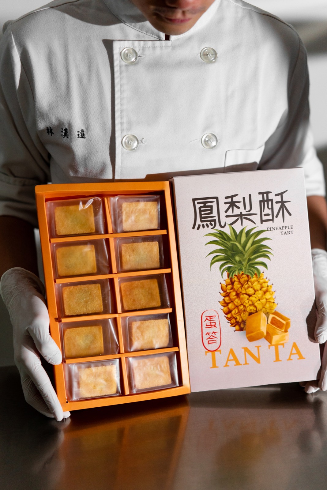 Chef TIEN TIEN memegang Box of 10 Nastar Original